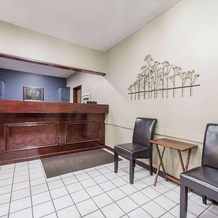 Super 8 By Wyndham Bloomington University Area Екстериор снимка