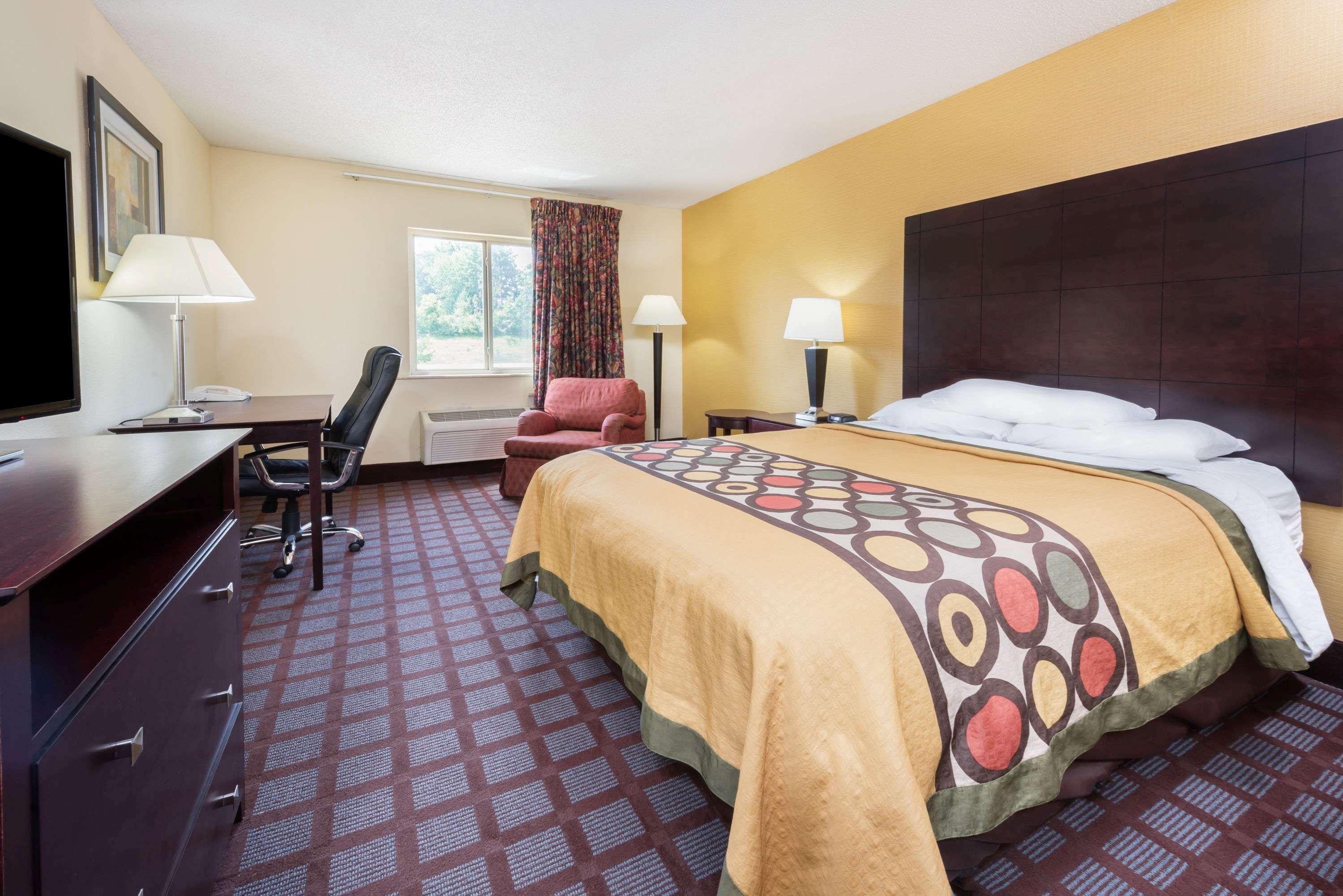 Super 8 By Wyndham Bloomington University Area Екстериор снимка