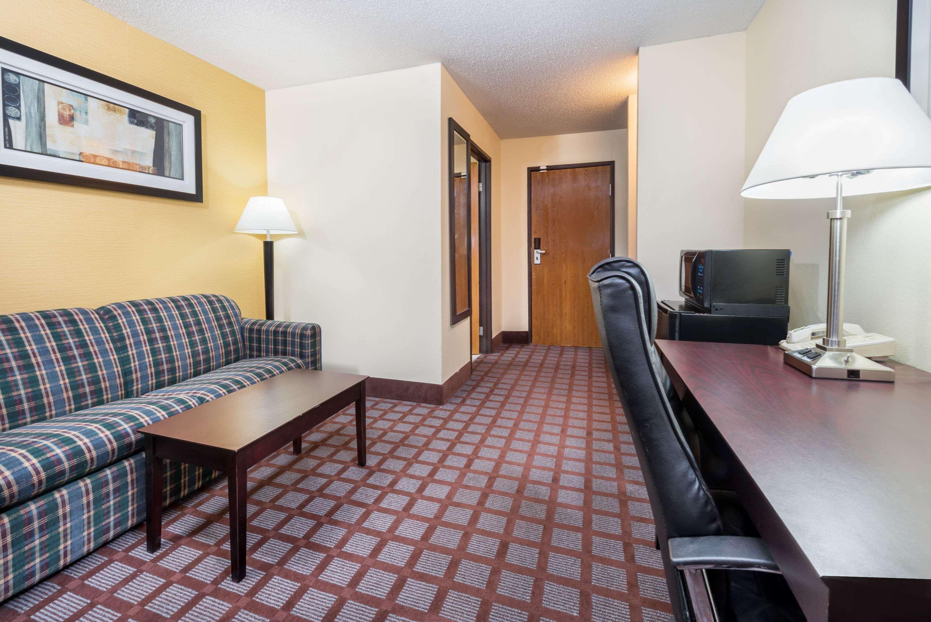 Super 8 By Wyndham Bloomington University Area Екстериор снимка
