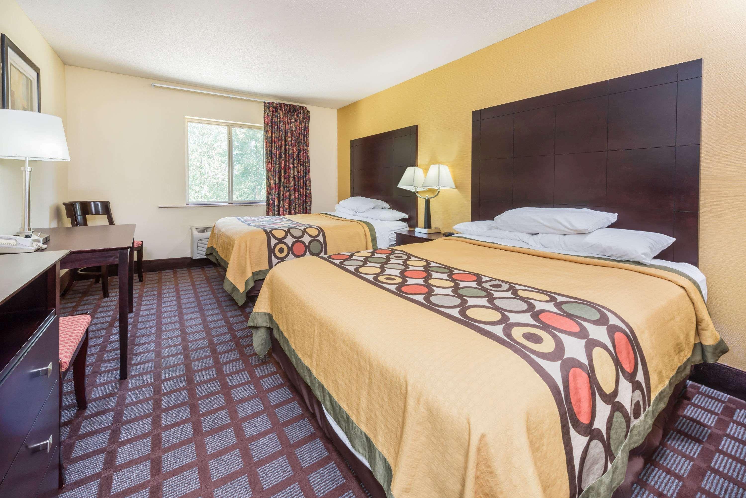 Super 8 By Wyndham Bloomington University Area Екстериор снимка
