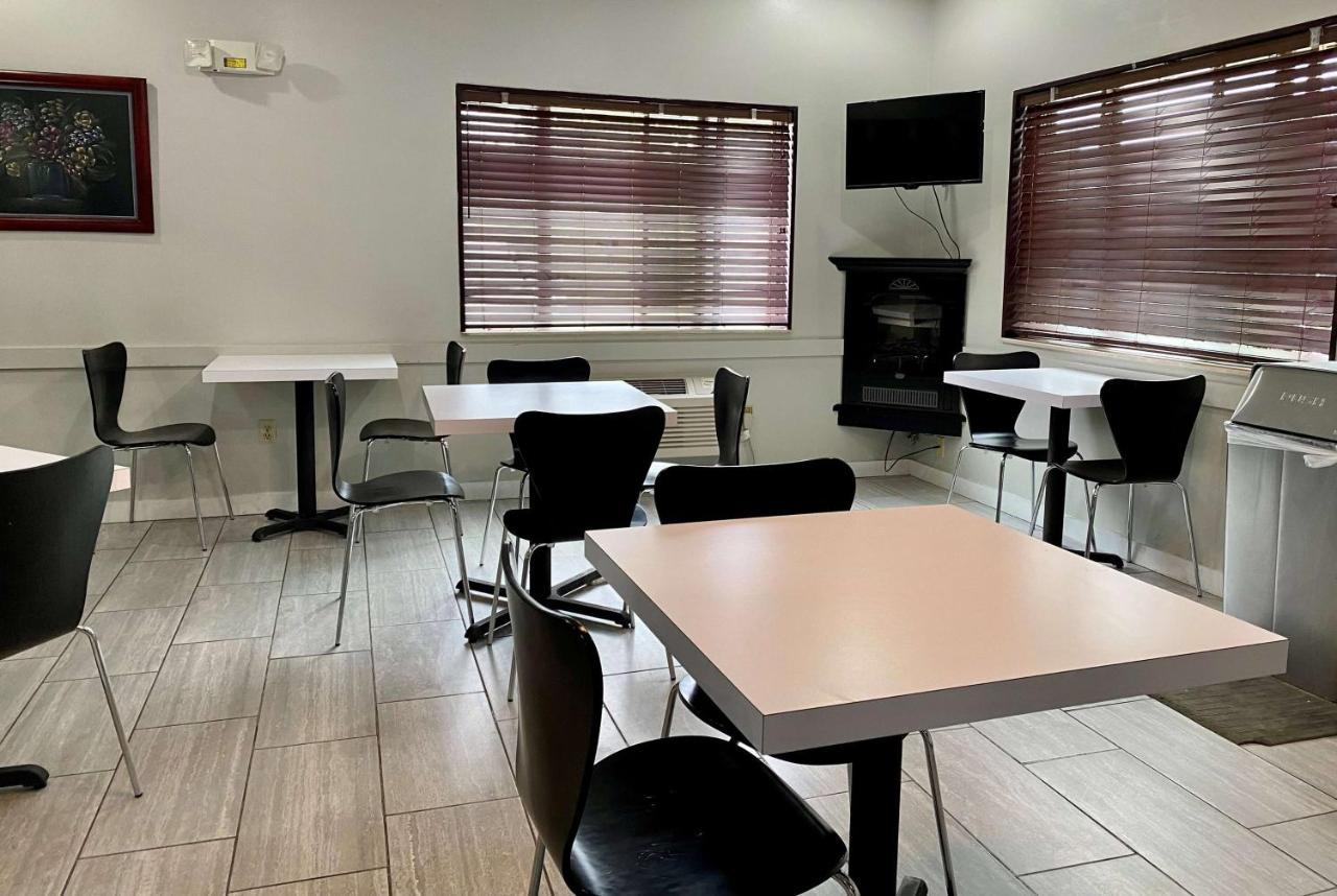 Super 8 By Wyndham Bloomington University Area Екстериор снимка