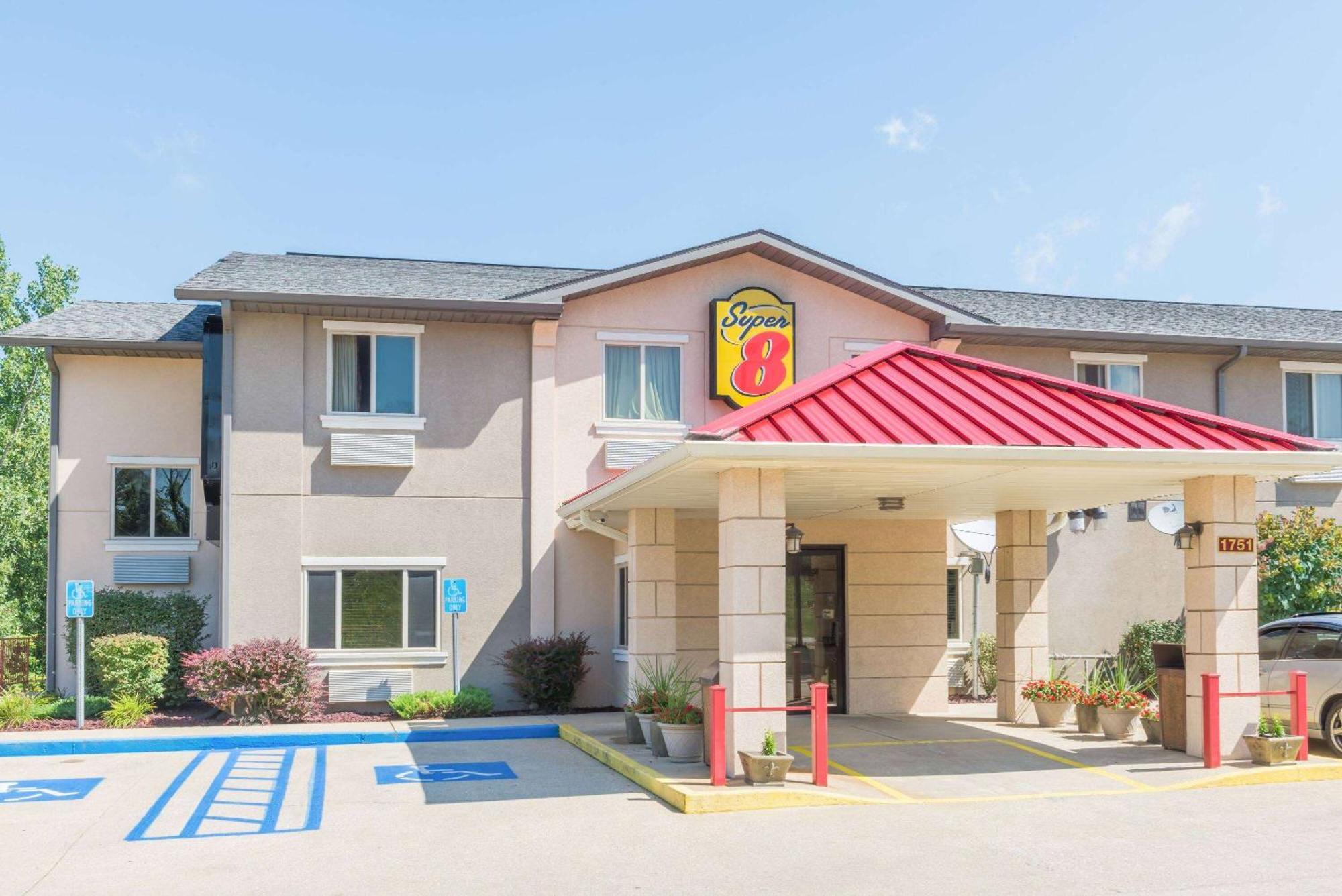 Super 8 By Wyndham Bloomington University Area Екстериор снимка
