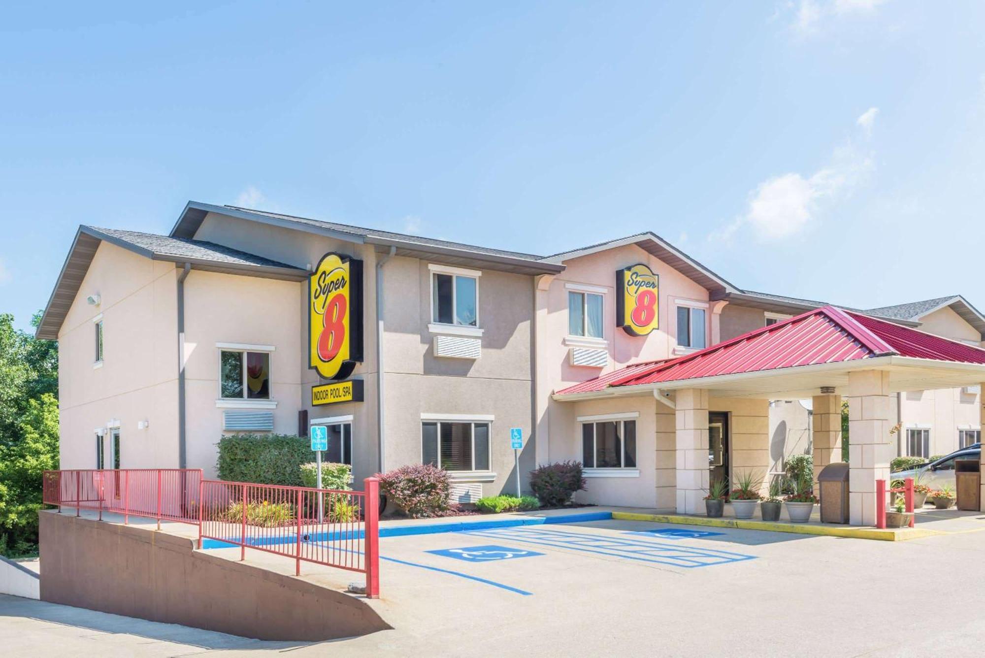 Super 8 By Wyndham Bloomington University Area Екстериор снимка